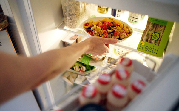 Thói quen dùng đồ thừa. Nhiều gia đình có thói quen nấu bữa tối nhiều lên, để dành cho bữa sáng hôm sau. Điều này nghĩa là sau khi ngủ dậy, cả nhà sẽ ăn “đồ thừa” này để bắt đầu một ngày mới.