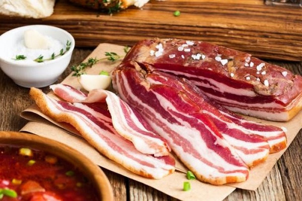 Thói quen ăn đồ hun khói. Giống như đồ muối chua, đồ hun khói có vị riêng lôi cuốn người ăn. Dù vậy, quá trình chế biến thịt hun khói dễ sinh ra chất benzopyrene gây ung thư cực mạnh.