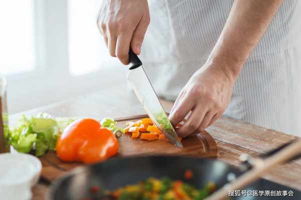 Trường hợp mắc ung thư dạ dày liên quan đến thói quen ăn uống không mới lạ. Hiệp hội Phòng chống Ung thư Quốc tế từng chỉ ra 80% trường hợp ung thư có liên quan đến thói quen sinh hoạt không lành mạnh.