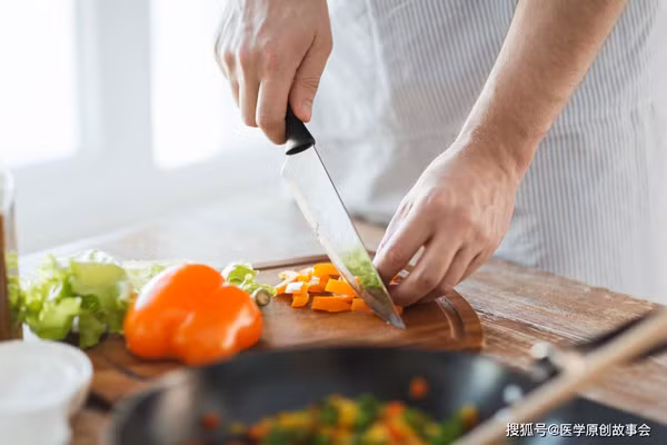 Trường hợp mắc ung thư dạ dày liên quan đến thói quen ăn uống không mới lạ. Hiệp hội Phòng chống Ung thư Quốc tế từng chỉ ra 80% trường hợp ung thư có liên quan đến thói quen sinh hoạt không lành mạnh.