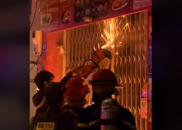 Kip thoi giai cuu doi vo chong gia mac ket trong can nha chay