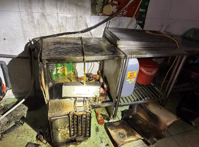 Kip thoi giai cuu doi vo chong gia mac ket trong can nha chay-Hinh-3