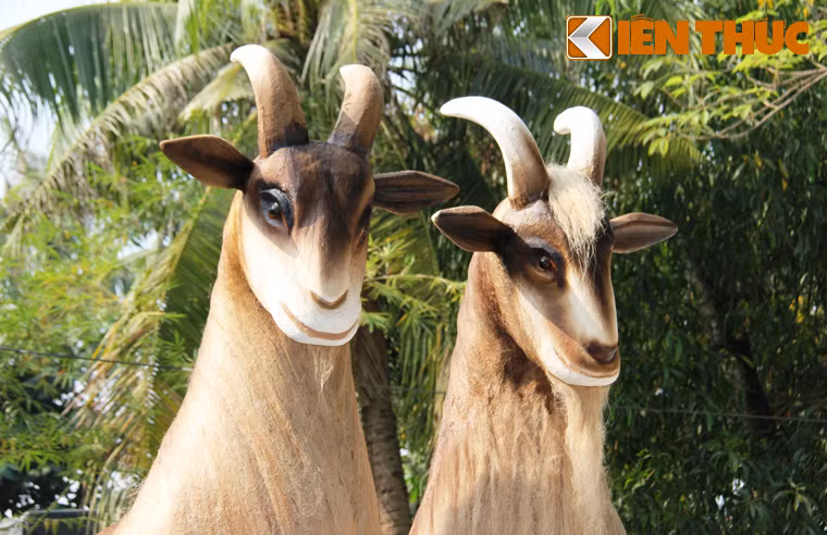 Tại cơ sở của Saigontourist ở quận 7, nhiều nghệ nhân đang tất bật tạo hình linh vật của năm Ất Mùi là những chú dê núi Ninh Bình. Theo kế hoạch, đường hoa Tết sẽ được chính thức thi công từ ngày 18 tháng Chạp trên đường Hàm Nghi (thay cho đường Nguyễn Huệ đang nâng cấp thành quảng trường, phố đi bộ).