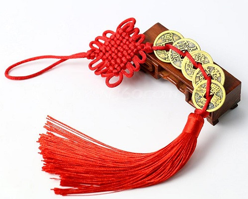 Tiền xu phong thủy: Theo phong thủy, tiền xu là một trong những vật phẩm quan trọng, là biểu tượng của nguồn tài lộc và của cải. Cát khí của nó không những làm gia tăng tài lộc mà con đem lại nhiều may mắn về công danh, sự nghiệp và giải trừ tai họa, tiểu nhân.