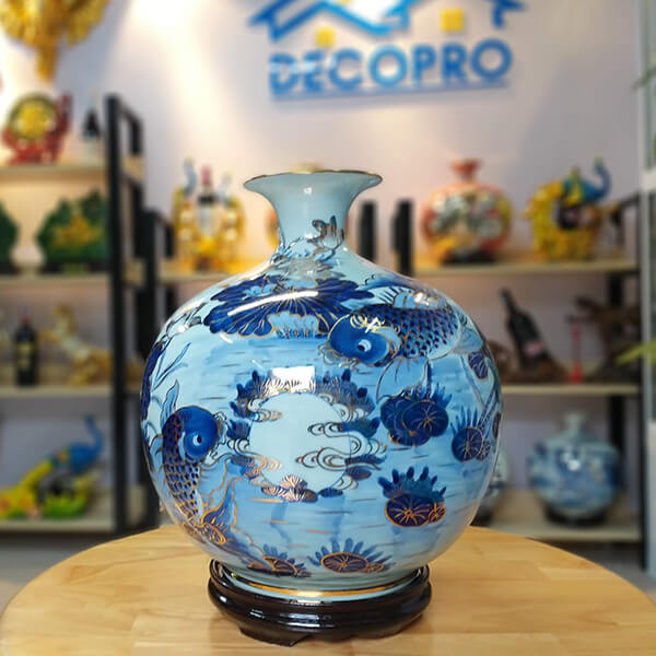 Bình tài lộc: Bình tài lộc là biểu tượng của hòa bình, bình an và thuận lợi. Tùy vào các loại hoa được chọn để cắm, bình sẽ mang ý nghĩa biểu tượng nhất định. Là một trong Bát Bửu, bình tượng trưng cho nơi chứa năng lượng tốt, biểu hiện dưới hình thức an tịnh trong tâm hồn và hạnh phúc trong tình yêu. Theo phong thủy, bình lớn có nhiều công dụng. Bình cắm cành thông hoặc cành tre và đặt ở giữa nhà, được coi là biểu tượng của cuộc sống hôn nhân hòa thuận và lâu bền với nhiều con cái.