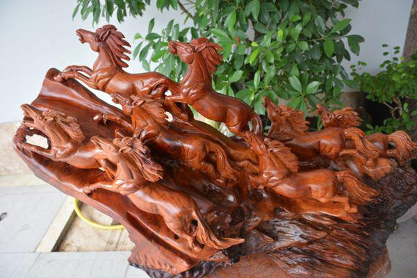 Ngựa phong thủy: Ngày xưa, ngựa là con vật gắn bó với cuộc sống con người. Ngựa không chỉ là phương tiện đi lại mà còn là biểu trưng của sức mạnh thần tốc, sự uy mãnh và trung thành. Hình ảnh ngựa phong thủy được thể hiện trong tranh ngựa, tượng ngựa là hình ảnh bát mã truy phong, bát mã vượt biển, mã đáo thành công, mã đáo song hành,…