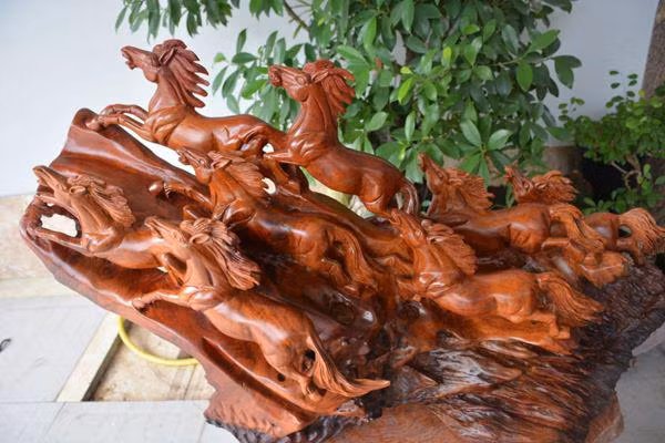 Ngựa phong thủy: Ngày xưa, ngựa là con vật gắn bó với cuộc sống con người. Ngựa không chỉ là phương tiện đi lại mà còn là biểu trưng của sức mạnh thần tốc, sự uy mãnh và trung thành. Hình ảnh ngựa phong thủy được thể hiện trong tranh ngựa, tượng ngựa là hình ảnh bát mã truy phong, bát mã vượt biển, mã đáo thành công, mã đáo song hành,…