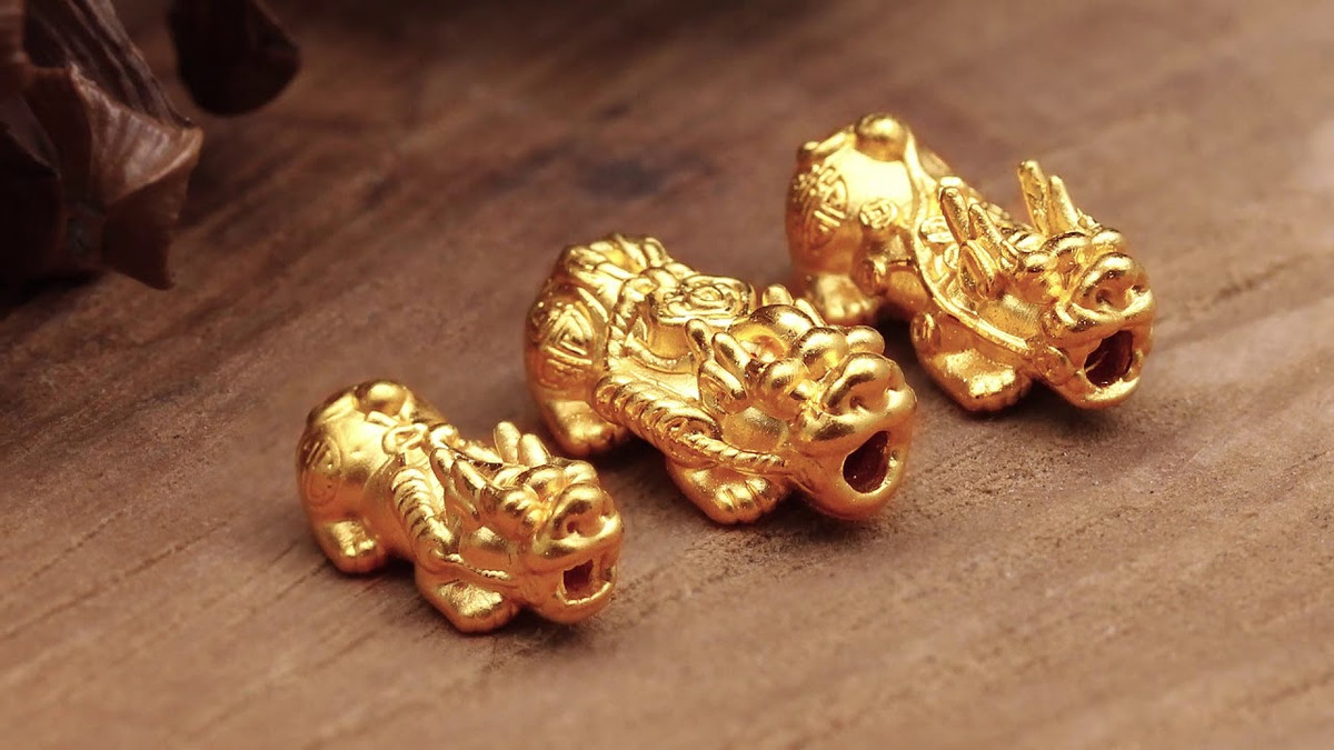 Việc bày tì hưu cũng cần lưu ý không để đầu hướng thẳng vào cửa chính và gương. Không để đầu đối diện với nhà vệ sinh hay cửa sổ, nhưng cũng không được đặt ở vị trí cao quá đầu người và tránh hết sức việc di chuyển tượng tì hưu.