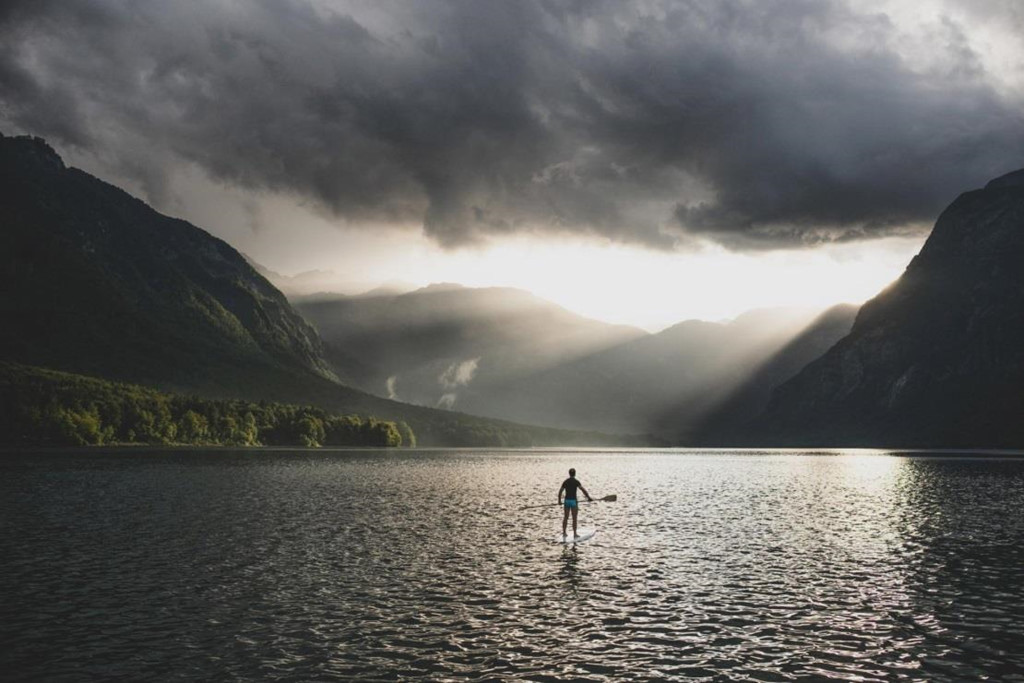 Hồ Bohinj (Slovenia): Những tia sáng cuối cùng tại Bohinj, một hồ nước thuộc công viên Triglav được nhiếp ảnh gia Cirl Jazbec ghi lại. Mặt nước lấp lánh, thiên nhiên rộng lớn, tất cả đã làm nổi bật người đàn ông nhỏ bé trong hình.