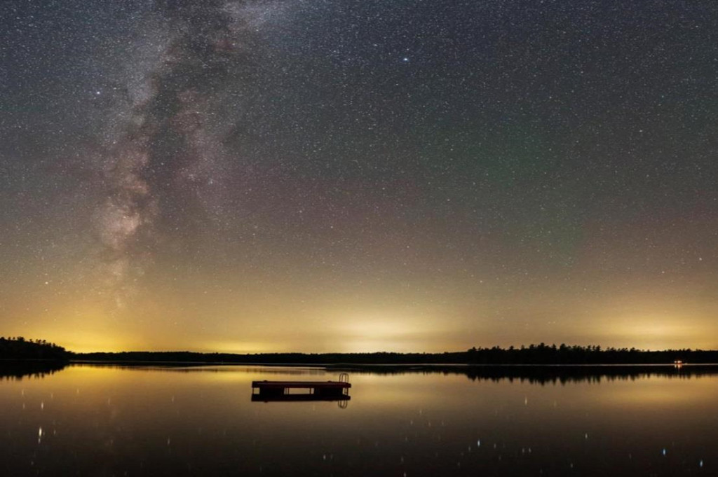 Maine (Mỹ): Bầu trời đêm bao phủ bởi những ngôi sao lấp lánh là niềm cảm hứng mãnh liệt của các nhiếp ảnh gia. Babak Tafreshi đã phải tham gia những khóa học thiên văn để hiểu rõ hơn về chủ đề mình muốn chụp. Nhiếp ảnh gia này tiết lộ điều thú vị nhất trong quá trình ghi hình là "những âm thanh phá vỡ cái tĩnh lặng của bầu trời đêm đầy sao".