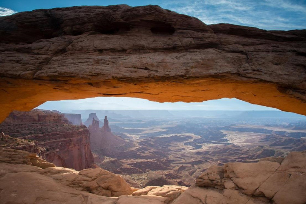 Công viên quốc gia Canyonlands (Mỹ): Dưới góc nhìn của Tim Laman, thế giới như chia hai nửa ở công viên Canyonlands. Cầu đá Mesa Arch là điểm săn ảnh ưa thích của các tay máy. Họ thường đến đây để chụp những bức hình mặt trời lên, chiếu ánh nắng qua cây cầu đá.