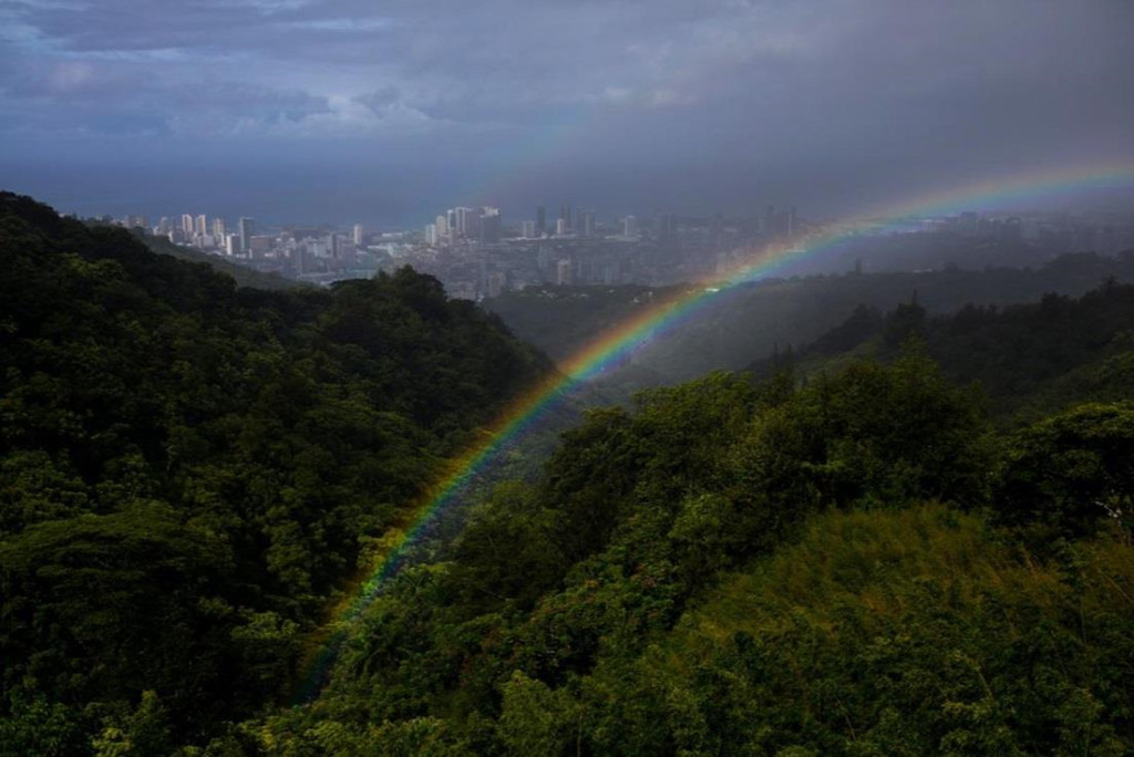 Honolulu (Hawaii, Mỹ): Thành phố này được Lonely Planet gọi là nơi bạn có thể tìm thấy những gì tinh túy nhất của Hawaii. Bức ảnh cầu vồng kép là tác phẩm của nhiếp ảnh gia Maddie McGarvey. "Khung cảnh khiến tôi nhớ về những ngày còn nhỏ được tới Hawaii cùng gia đình. Vùng đất này giống như xứ sở ma thuật với cảnh quan thiên nhiên tuyệt sắc", McGarvey cho biết.