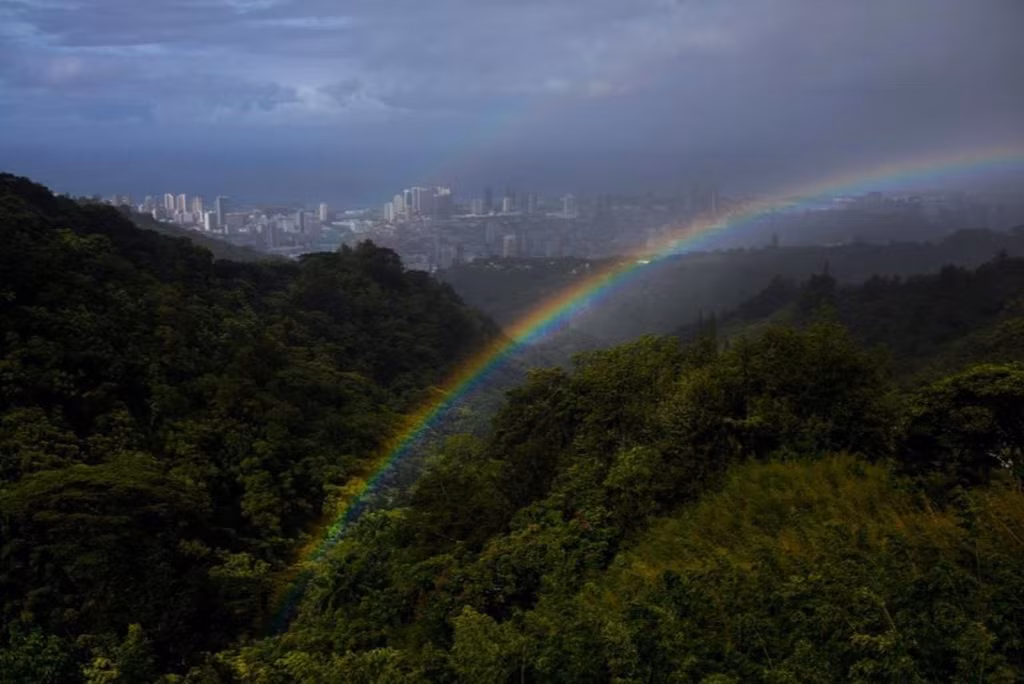 Honolulu (Hawaii, Mỹ): Thành phố này được Lonely Planet gọi là nơi bạn có thể tìm thấy những gì tinh túy nhất của Hawaii. Bức ảnh cầu vồng kép là tác phẩm của nhiếp ảnh gia Maddie McGarvey. "Khung cảnh khiến tôi nhớ về những ngày còn nhỏ được tới Hawaii cùng gia đình. Vùng đất này giống như xứ sở ma thuật với cảnh quan thiên nhiên tuyệt sắc", McGarvey cho biết.