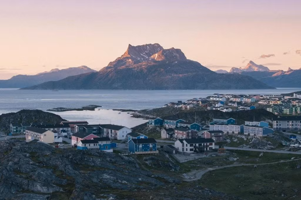 Greenland (Đan Mạch): Bức ảnh với ánh sáng hoàn hảo này được chụp vào ban đêm. Đây là hiện tượng đêm trắng nổi tiếng thường xảy ra ở các vòng bắc cực. "Mặt trời chiếu sáng cả ngày. Mọi người ra đường nhiều hơn khiến việc đi lại trở nên khó khăn", Kiliii Yuyan chia sẻ về bức ảnh.