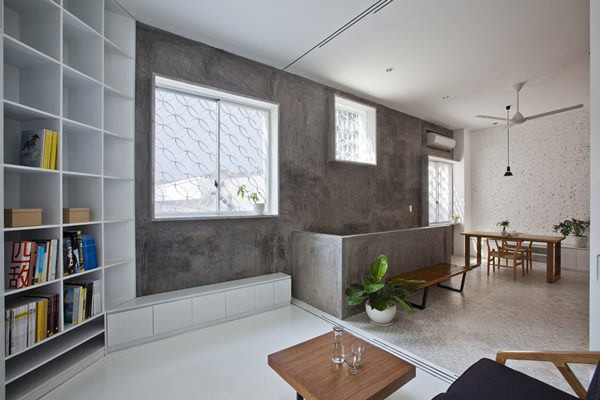 Trong nhà có nhiều cửa: Ngôi nhà có quá nhiều cửa trong căn phòng là lỗi lớn trong phong thủy. Một cửa ra vào và hai cửa sổ bên góc phòng là số lượng đủ giúp ngôi nhà đón nhiều luồng sinh khí mới tới. Tuy nhiên nếu phòng có quá nhiều cửa sổ và cửa phụ sẽ là điềm xấu khiến tài lộc thất thoát ra ngoài. Khung cảnh bên ngoài các cửa cũng phải sạch sẽ, xung quanh có thể trồng một số cây hoặc hoa. Nếu trong phòng có các cửa không cần thiết, hãy đóng bớt và khóa một số cửa phụ lại.