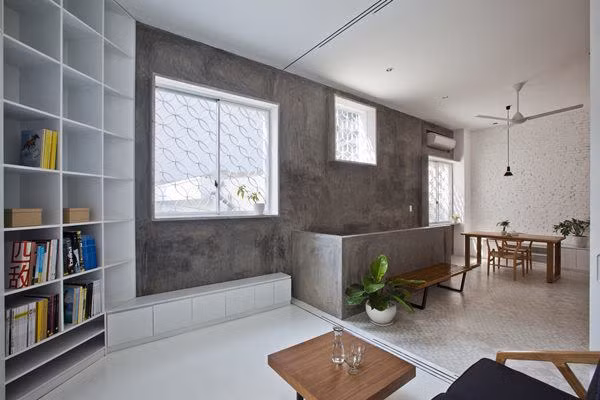 Trong nhà có nhiều cửa: Ngôi nhà có quá nhiều cửa trong căn phòng là lỗi lớn trong phong thủy. Một cửa ra vào và hai cửa sổ bên góc phòng là số lượng đủ giúp ngôi nhà đón nhiều luồng sinh khí mới tới. Tuy nhiên nếu phòng có quá nhiều cửa sổ và cửa phụ sẽ là điềm xấu khiến tài lộc thất thoát ra ngoài. Khung cảnh bên ngoài các cửa cũng phải sạch sẽ, xung quanh có thể trồng một số cây hoặc hoa. Nếu trong phòng có các cửa không cần thiết, hãy đóng bớt và khóa một số cửa phụ lại.