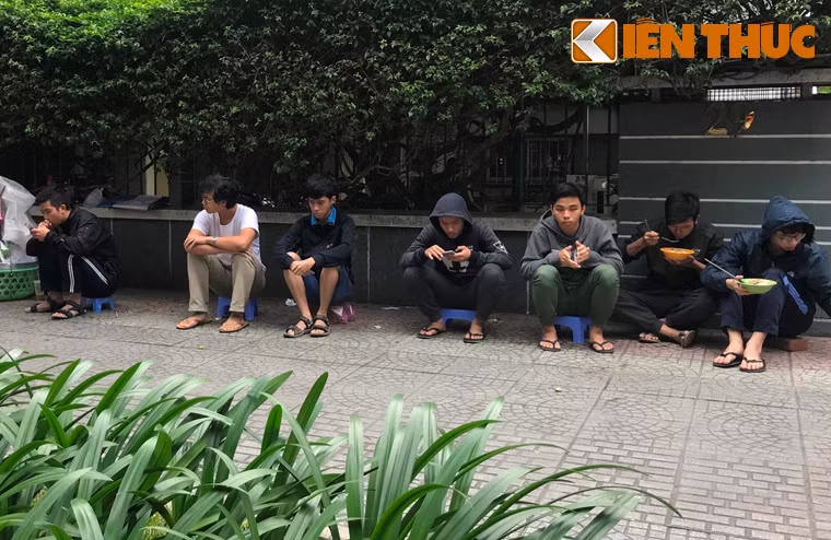 Người dân TP.HCM co ro trong không khí lạnh suốt nhiều ngày qua.