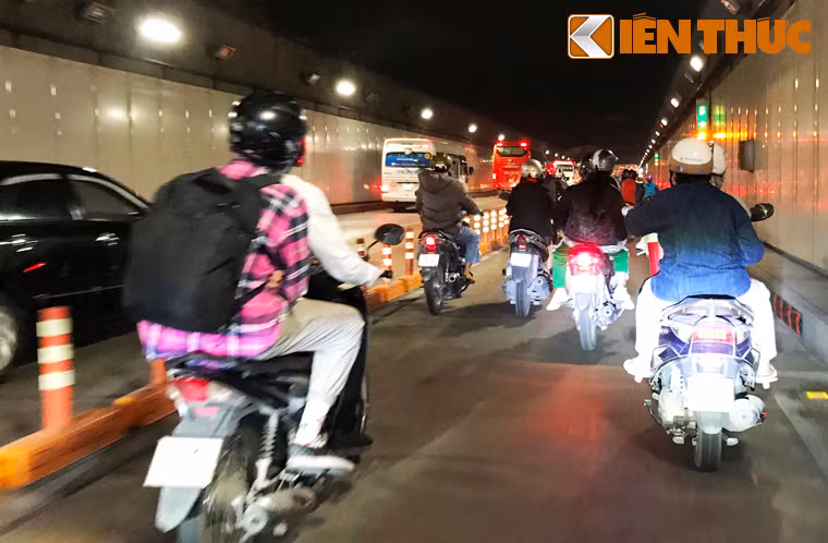 Nhiều người lưu thông qua hầm vượt sông Sài Gòn tận hưởng cảm giác ấm áp trong hầm.