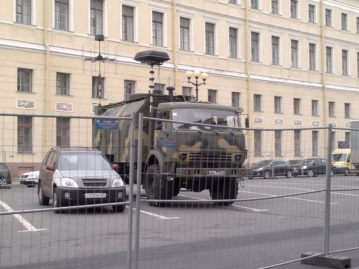 Các chuyên gia của VNII Etalon cho biết, sản phẩm mới có khả năng phát hiện và nhận dạng tín hiệu điều khiển máy bay không người lái địch trong bán kính gần 10 Km, sau đó, căn cứ vào các thông số của mục tiêu, sẽ lựa chọn loại nhiễu thích hợp hơn cả. Bản thân thiết bị của “Shipovnik” khá gọn gàng và được lắp đặt trong thùng xe tải hai cầu KamAZ-4320.