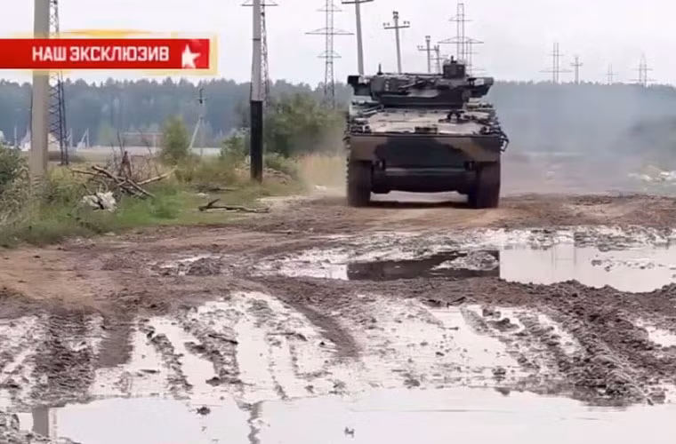 Nếu BMP và BTR trên cơ sở khung bệ hạng trung Kurganets-25 đã nhiều lần được giới thiệu trong các cuộc duyệt binh trên Quảng trường Đỏ, thì xe cứu kéo sửa chữa bọc thép tạm thời chưa rơi vào ống kính của máy ảnh và máy ghi hình.