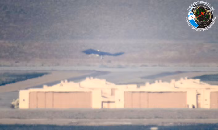 Tuy nhiên, rất bất ngờ là vào tháng 7 vừa rồi, biên tập viên của Aviationist đã quay lại được những hình ảnh cho thấy ít nhất hai máy bay tàng hình F-117 Nighthawk vẫn còn hoạt động.