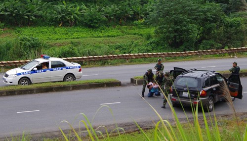 Bộ đội Biên phòng và Công an tỉnh Lào Cai đánh bắt và khống chế thành công đối tượng khủng bố tại Quốc lộ 70.