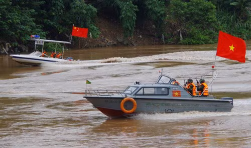 Trong những năm gần đây, tình hình khủng bố trên thế giới diễn biến hết sức phức tạp, đặt ra yêu cầu ngày càng cao đối với lực lượng biên phòng của Việt Nam và Trung Quốc. Trong đó, tuyến biên giới Lào Cai (Việt Nam) và Vân Nam (Trung Quốc) được xác định là một trong những trọng điểm đấu tranh phòng chống các đối tượng lợi dụng xuất, nhập cảnh trái phép để tiến hành các hoạt động bạo lực khủng bố, ảnh hưởng đến an ninh của hai quốc gia. Ảnh: Lực lượng Biên phòng hai bên tổ chức tuần tra, truy đuổi, bắt đối tượng trên khủng bố trên sông Hồng.