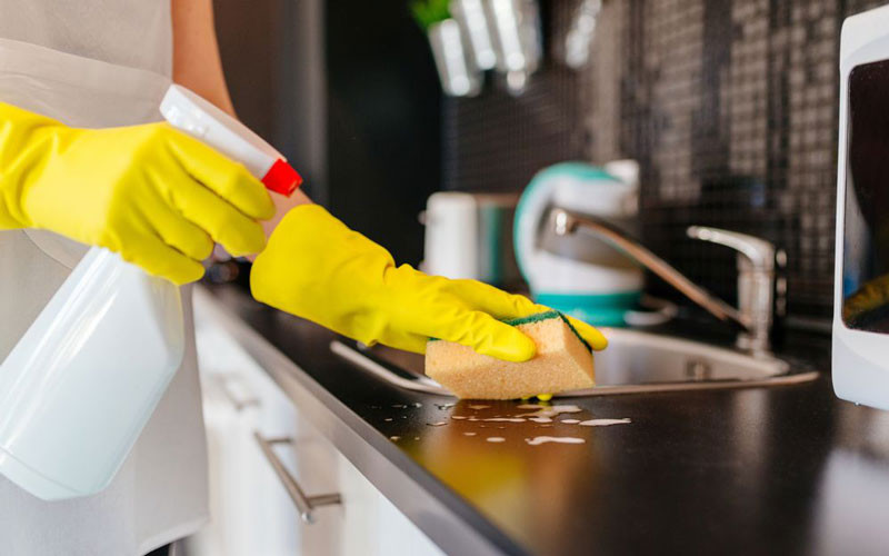 Có rất nhiều cách để khử mùi nhưng dễ dàng nhất là sử dụng giấm ăn. Bạn có thể đặt những bát giấm trắng trong các góc phòng. Giấm sẽ trung hòa và thẩm thấu các mùi khó chịu. Ở những khu vực mùi hôi khó chịu đậm đặc, bạn có thể phải xử lý quyết liệt hơn bằng cách pha loãng giấm ăn vào nước ấm, đổ vào bình xịt và xịt thẳng vào những nơi gây mùi.