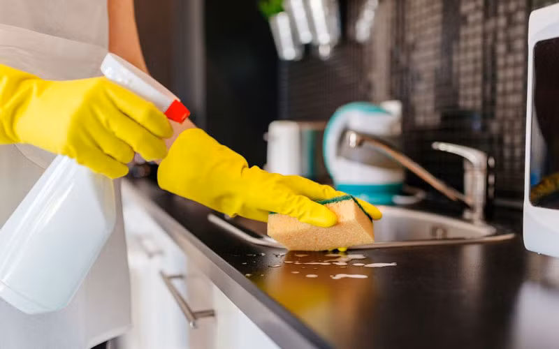 Có rất nhiều cách để khử mùi nhưng dễ dàng nhất là sử dụng giấm ăn. Bạn có thể đặt những bát giấm trắng trong các góc phòng. Giấm sẽ trung hòa và thẩm thấu các mùi khó chịu. Ở những khu vực mùi hôi khó chịu đậm đặc, bạn có thể phải xử lý quyết liệt hơn bằng cách pha loãng giấm ăn vào nước ấm, đổ vào bình xịt và xịt thẳng vào những nơi gây mùi.