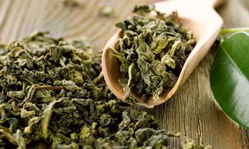 Trà khô hay bột cà phê cũng có tác dụng khử mùi rất tốt. Một đĩa nhỏ trà khô hay bột cà phê đặt trong góc phòng vừa giúp thẩm thấu các mùi khó chịu, vừa mang lại mùi thơm nhè nhẹ, rất dễ chịu.