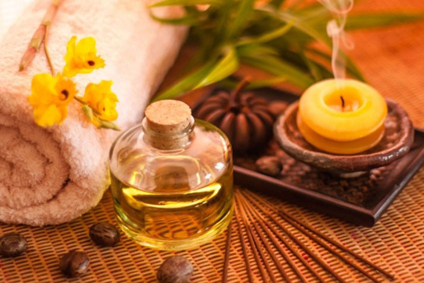 Pha loãng tinh dầu với nước trong một bình xịt. Bạn có thể xịt lên đồ đạc và thảm để làm cho căn phòng có mùi hương đặc trưng. Hoặc đốt một vài giọt tinh dầu trong những bộ đèn cồn nho nhỏ làm cho không gian vừa thơm ngát, vừa ấm áp, rất dễ chịu.