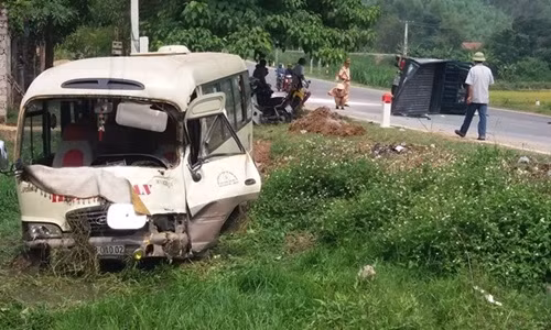 Nghe An Xe khach do doc dam xe tai 2 nguoi nguy kich