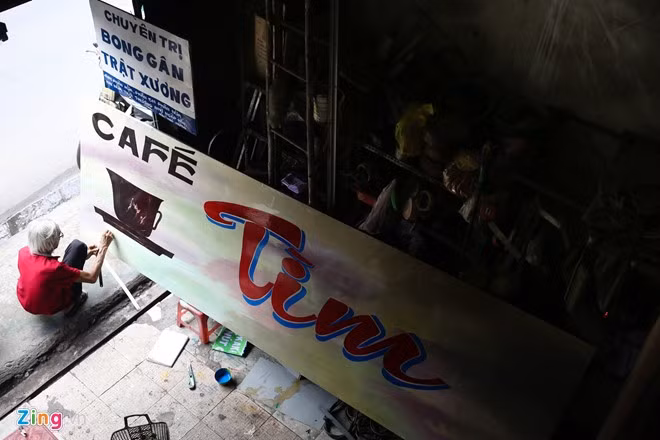 Khi còn nhỏ ông đã say sưa với những nét cọ. Vì cuộc sống nên ông Minh phải chọn một công ty nhà nước với công việc không liên quan đến đam mê của mình. Sau giải phóng, ông bắt đầu quay lại với nghề vẽ bảng hiệu quảng cáo cho khách.