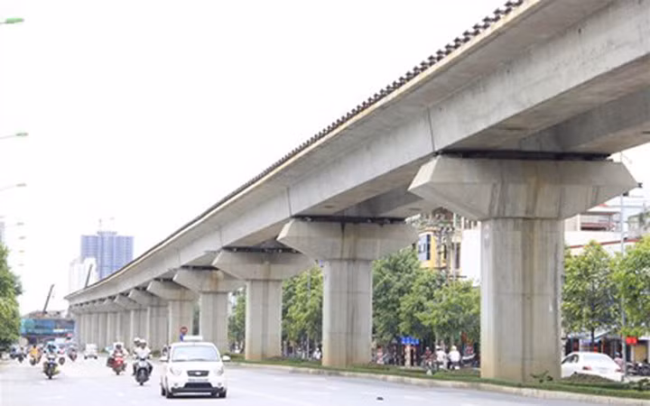 Dù đã hợp long được phần cầu cạn nhưng với mốc tiến độ trên, một lần nữa tiến độ dự án đường sắt đô thị Cát Linh - Hà Đông lại bị vỡ so với tiến độ khai thác toàn tuyến từ 31-12-2016 mà Bộ GTVT đưa ra vào đầu năm 2016 (Ảnh: VTV)