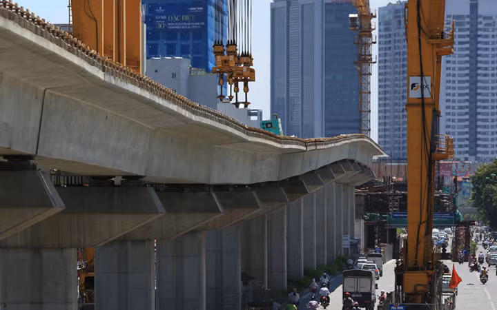 Dự án đường sắt trên cao Cát Linh - Hà Đông bắt đầu tiến hành lắp dầm vào năm 2014, toàn bộ số dầm trên toàn tuyến là 806 phiến dầm (Ảnh: Lao động)