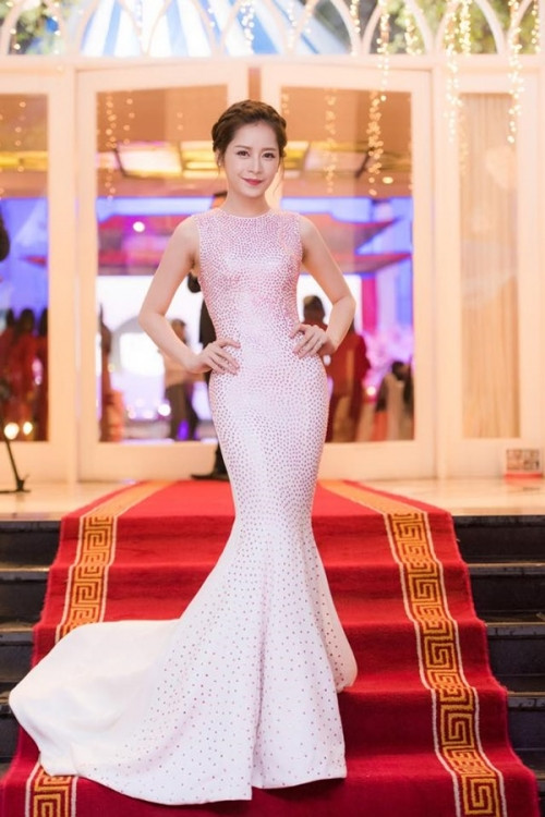 Giờ đây song hành cùng người đẹp sinh năm 1993 luôn là những chiếc đầm ôm sát tôn vinh mọi đường cong, lối trang điểm sắc sảo và thần thái đầy mê hoặc.