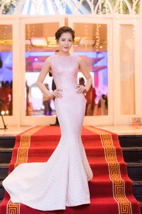 Giờ đây song hành cùng người đẹp sinh năm 1993 luôn là những chiếc đầm ôm sát tôn vinh mọi đường cong, lối trang điểm sắc sảo và thần thái đầy mê hoặc.