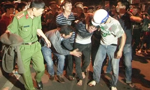 Bat coc con tin doi cong an cung cap sung de tu tu