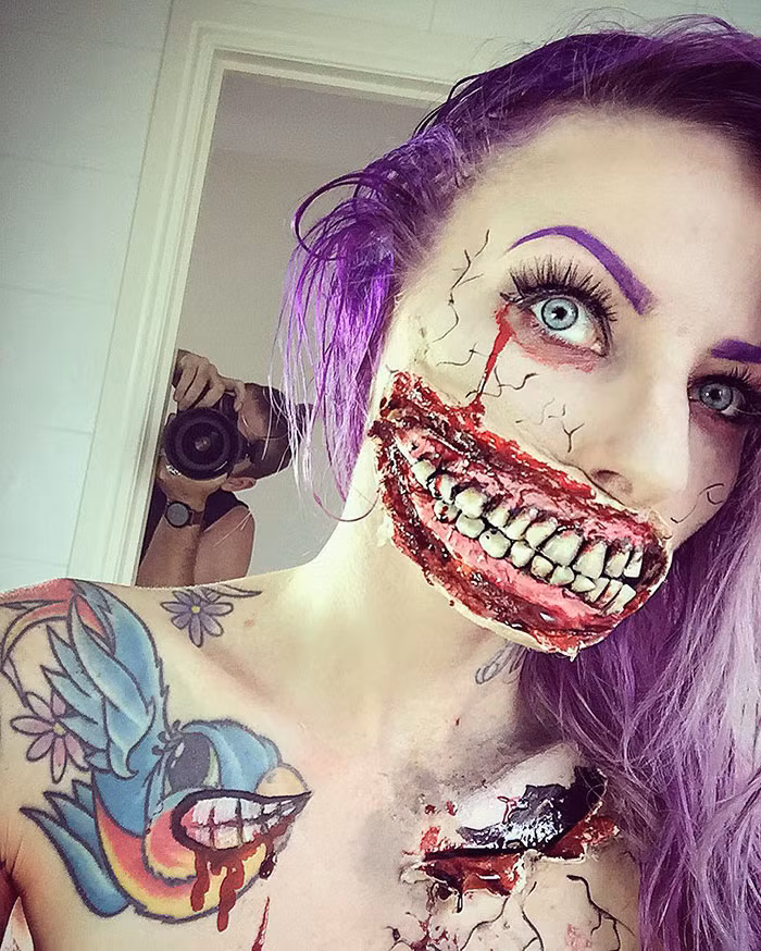 "Trang điểm, hóa trang giữ cho tôi tỉnh táo, giúp tôi có nhiều cảm hứng. Tôi thường xuyên hóa trang để hiện thực hóa và những ý tưởng kỳ quặc và rùng rợn của mình", Sarah chia sẻ. (Nguồn Bored Panda)