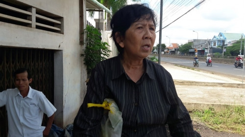 So ngap cu ba treo bien ban nha thay mua la tron-Hinh-2