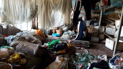 So ngap cu ba treo bien ban nha thay mua la tron-Hinh-3