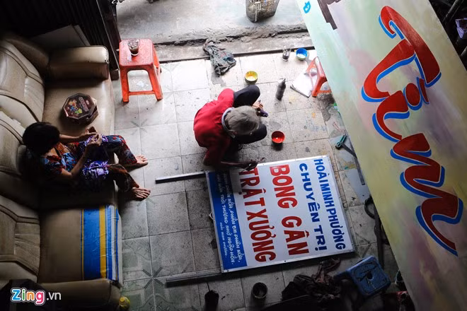 Ông Minh chia sẻ: Với bảng hiệu có kích thước 1.1m x 3.5 m thì có giá tầm 1,6 triệu đồng bao gồm cả công vận chuyển lắp đặt. Còn những bức vẽ nhỏ như 60 cm x 80 cm thì khoảng 300.000 đồng.