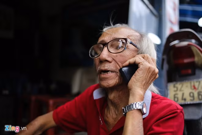 Sau cuộc khách gọi đến đặt hàng, người nghệ sĩ tâm sự: "Bây giờ già rồi, không còn nhiều người đặt hàng nữa, cuộc sống khó khăn hơn rất nhiều. Nên có là vui lắm".