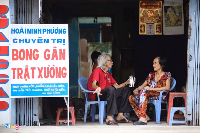 Những lúc rảnh ông cùng vợ ngồi nghỉ ngơi trò chuyện cùng nhau. Đôi lúc ông còn ngâm thơ cho vợ nghe.
