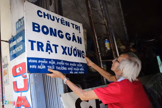 Ông Nguyễn Thế Minh ở đường An Dương Vương (Bình Tân) có gần 40 năm gắn bó với niềm đam mê hội họa, vẽ bảng hiệu quảng cáo. Ông lão 67 tuổi còn có sở thích sáng tác thơ nên có bút danh là Hoài Minh Phương. Trong những bảng hiệu quảng cáo ông thường để cả những vần thơ của mình lên đó.