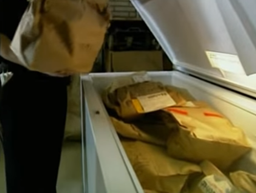 18 tháng sau khi Steven Robards qua đời, cảnh sát thành phố Fort Worth vẫn bảo quản máu và một số mô của anh, dù họ không nghĩ cái chết của nhân viên bưu tá 38 tuổi là vụ án mạng. Vì các chuyên gia pháp y ở Forth Worth không phát hiện chất độc khi khám nghiệm tử thi Steven 18 tháng trước, nhóm điều tra gửi mẫu mô nạn nhân tới một phòng thí nghiệm tư nhân hiện đại ở bang Pennsylvania để phân tích.