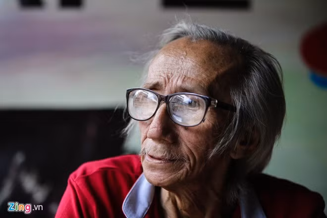 Mỗi khi nghĩ đến lúc mình không còn cầm nổi cọ để vẽ, mắt ông Minh lại hằn lên nỗi buồn.