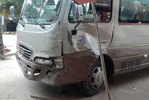 Bac Giang: Be trai 13 tuoi lai xe khach gay tai nan lien hoan