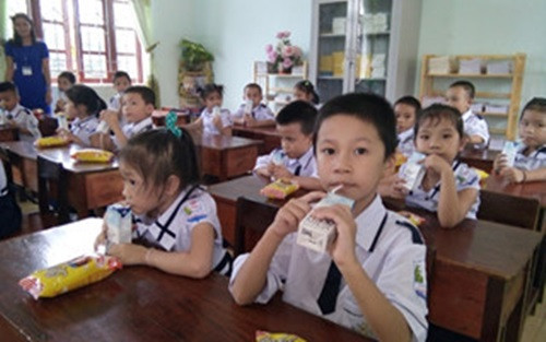Học sinh uống sữa của Tập đoàn TH