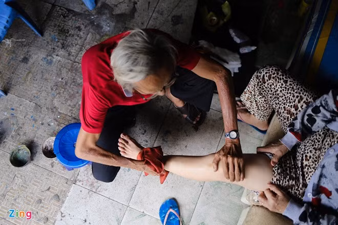 Bà Đặng Thị Lem bán hủ tíu (ở quận Bình Tân) nói do được người quen giới thiệu nên rất tin tưởng vào việc chữa trị của ông Minh.